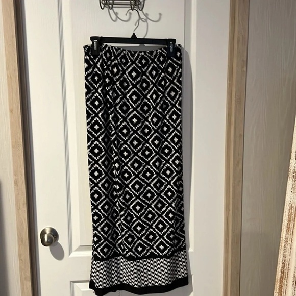 Chic Black and White Geometric Maxi Skirt - Picture 2 of 3